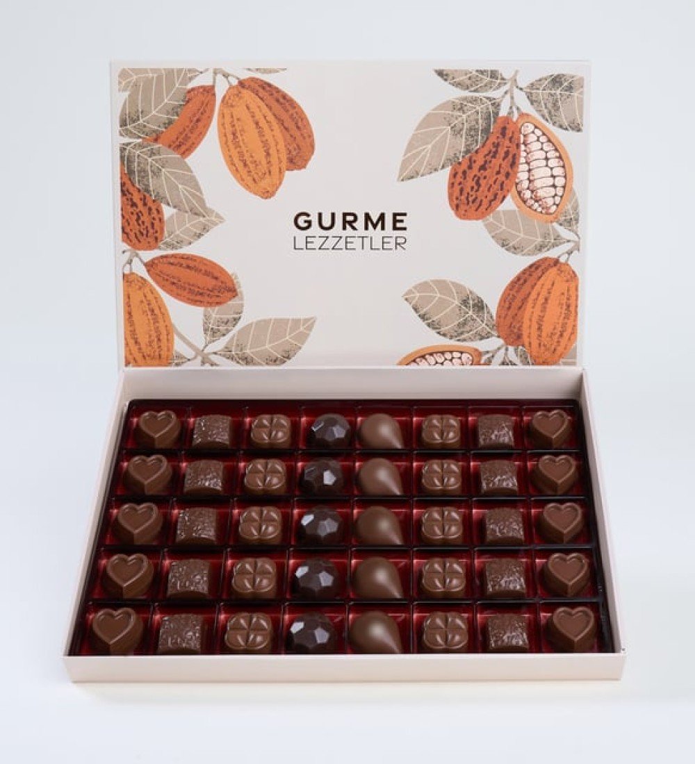 Cam Vazoda Kırmızı Güller ve Büyük Gurme Lezzetler