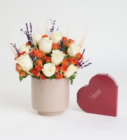 Gri Saksıda Beyaz&Turuncu Güller ve Gurme Lezzetler Kutusu