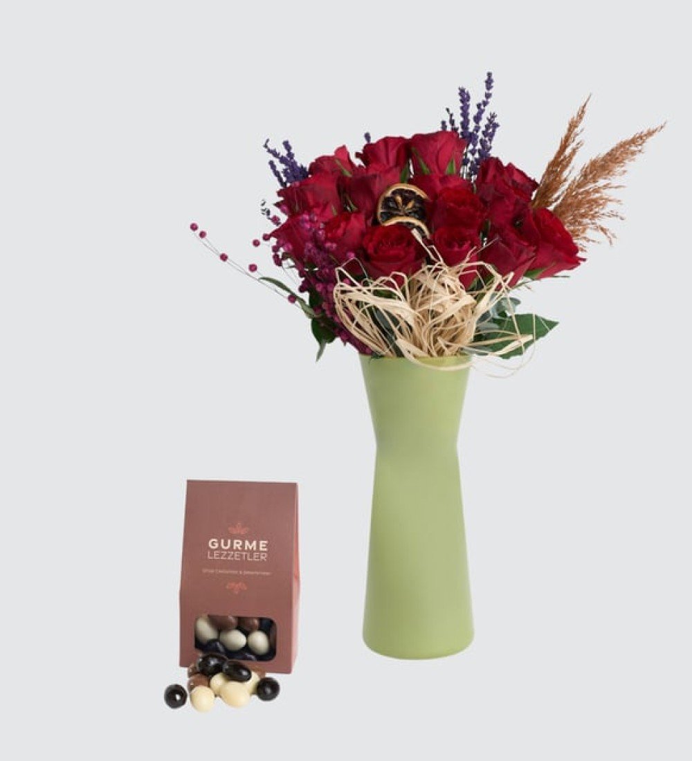 Yeşil Vazoda Kırmızı Güller ve Draje Kutusu