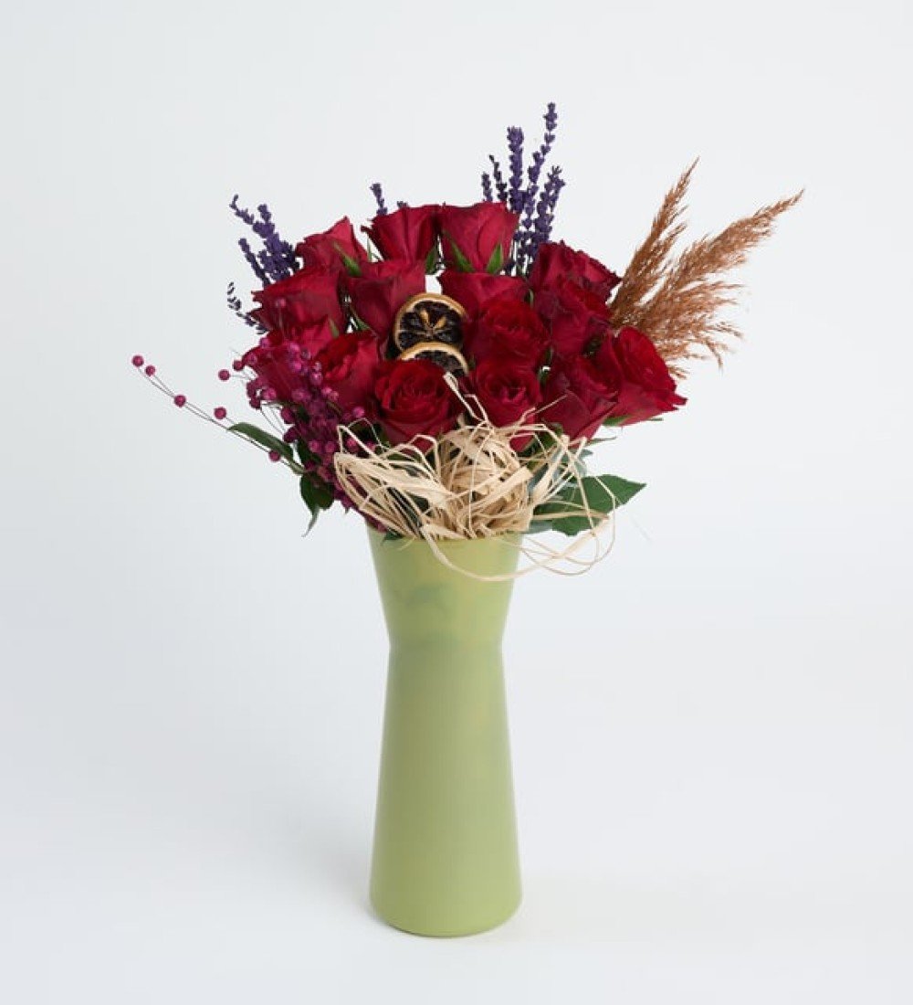 Yeşil Vazoda Kırmızı Güller ve Draje Kutusu