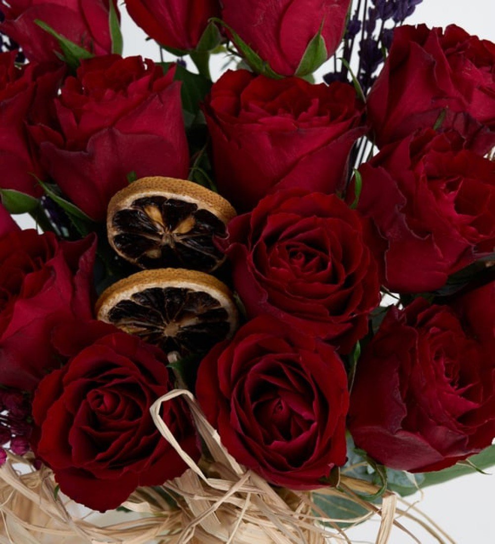 Yeşil Vazoda Kırmızı Güller ve Draje Kutusu