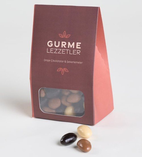 Yeşil Vazoda Kırmızı Güller ve Draje Kutusu Yeşil Vazoda Kırmızı Güller ve Draje Kutusu