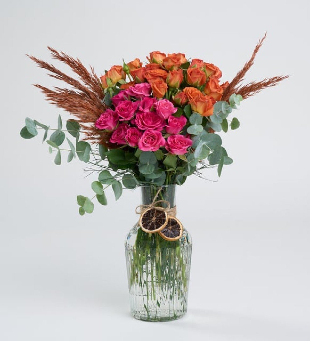 Çizgili Cam Vazoda Pembe ve Turuncu Çardak Güller