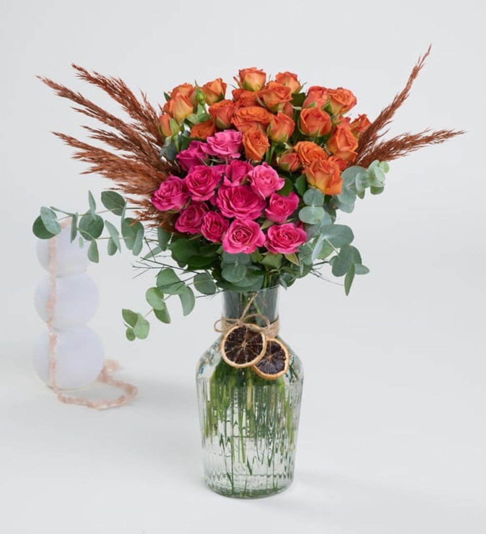 Çizgili Cam Vazoda Pembe ve Turuncu Çardak Güller