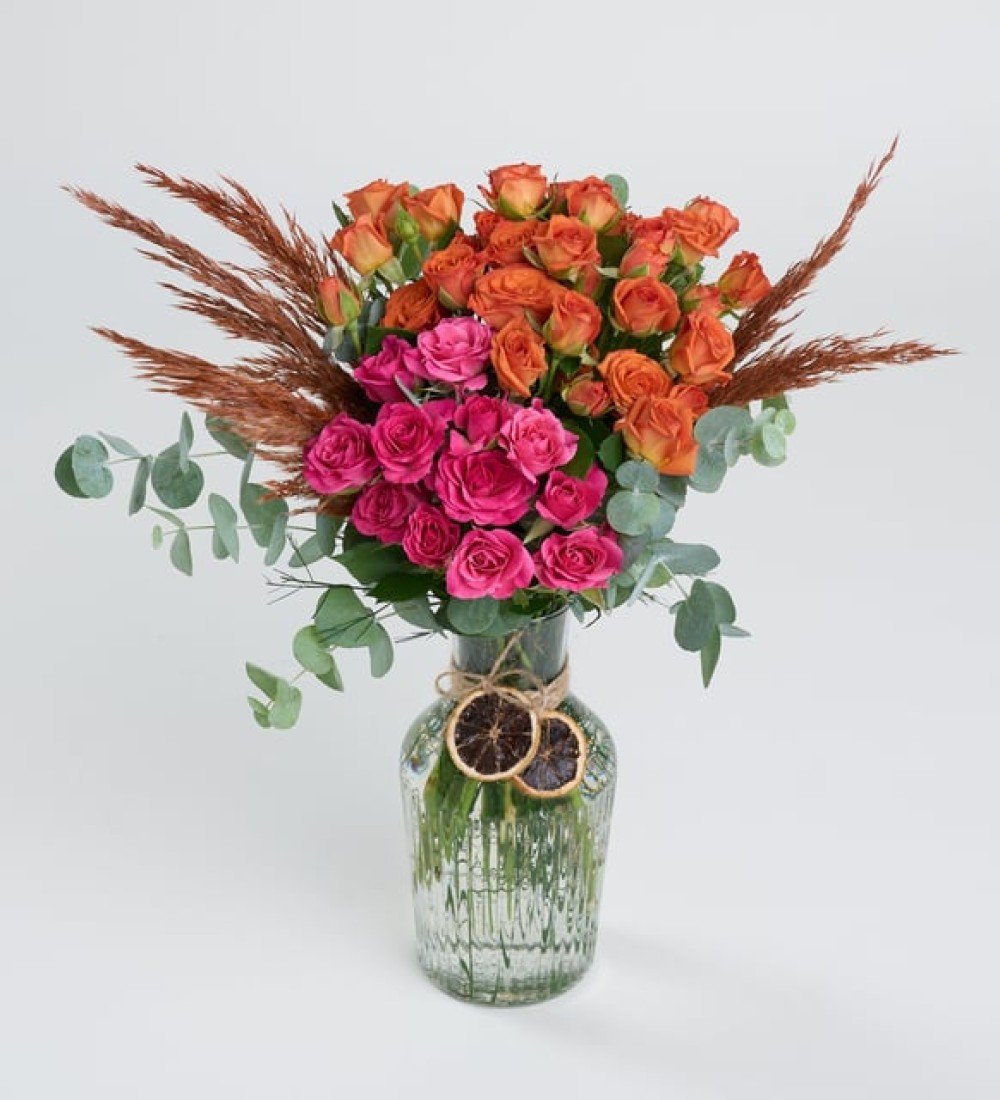 Çizgili Cam Vazoda Pembe ve Turuncu Çardak Güller